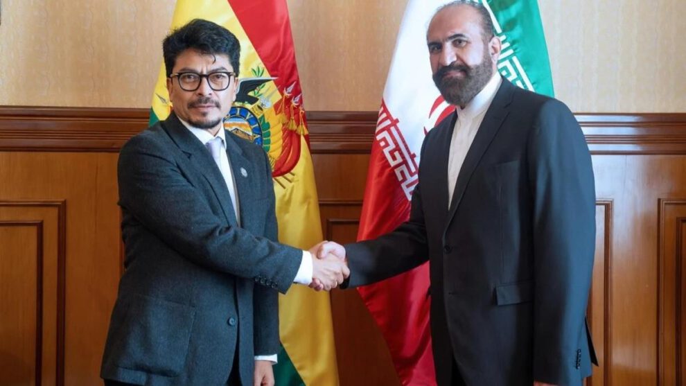 El Canciller de Bolivia, Fernando Aramayo (izq.), junto al Embajador de Irán, Bahram Shahabeddin
