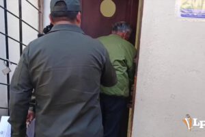 Imagen del acusado ingresando a celdas policiales