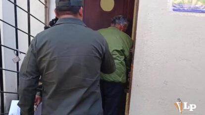 Imagen del acusado ingresando a celdas policiales
