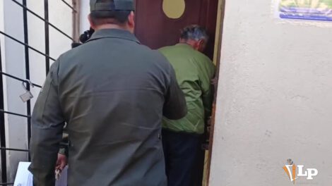 Imagen del acusado ingresando a celdas policiales