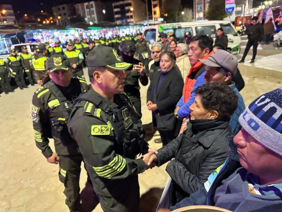 Imagen de la labor efectuada entre vecinos y la policía departamento