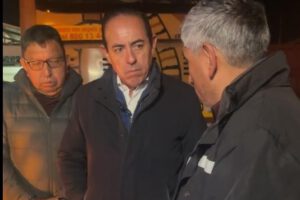 El alcalde de La Paz César Dockweiler conversa con el reponsable de operaciones de La Paz BUS
