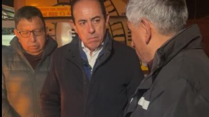 El alcalde de La Paz César Dockweiler conversa con el reponsable de operaciones de La Paz BUS