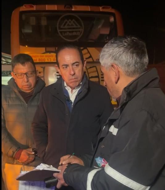 El alcalde de La Paz César Dockweiler conversa con el reponsable de operaciones de La Paz BUS