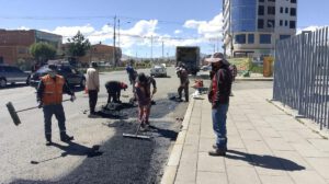 El Alto inicio el programa de bacheo masivo en las principales vías de la ciudad
