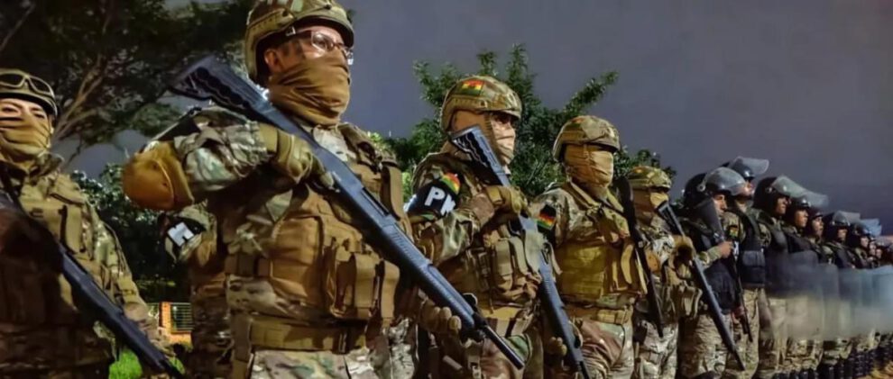 Los militares formaron en el Parque Urbano de Santa Cruz