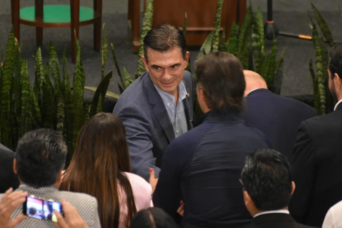 El Presidente Rodrigo Paz saluda a los asistentes tras inaugurar la cumbre nacional