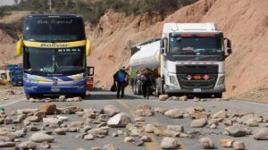 Los bloqueos de carreteras se mantienen desde el miércoles en el departamento de La Paz