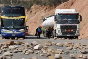 Los bloqueos de carreteras se mantienen desde el miércoles en el departamento de La Paz
