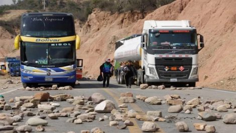 Los bloqueos de carreteras se mantienen desde el miércoles en el departamento de La Paz