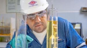YPFB ratifica la calidad de la gasolina y propone trabajo conjunto con la UMSA