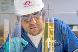 YPFB ratifica la calidad de la gasolina y propone trabajo conjunto con la UMSA