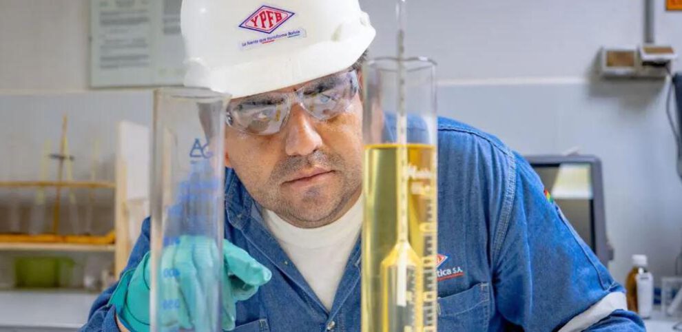 YPFB ratifica la calidad de la gasolina y propone trabajo conjunto con la UMSA
