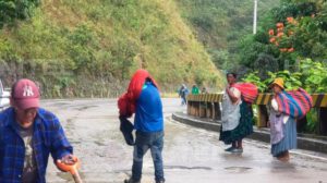 Los bloqueos obligan a viajeros de distintos lugares, a realizar caminatas largas