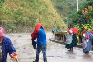 Los bloqueos obligan a viajeros de distintos lugares, a realizar caminatas largas