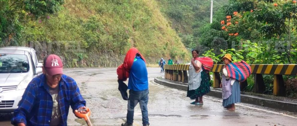 Los bloqueos obligan a viajeros de distintos lugares, a realizar caminatas largas
