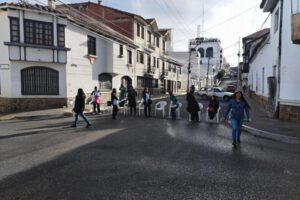 Uno de los puntos de bloqueo instalados en la ciudad de Sucre impide el libre tránsito en el sector