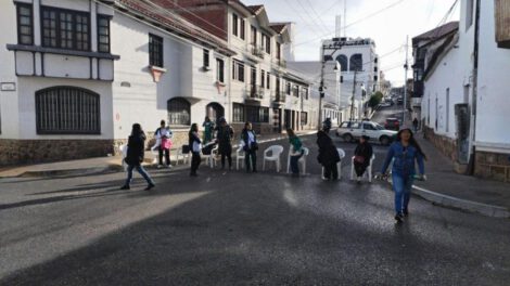 Uno de los puntos de bloqueo instalados en la ciudad de Sucre impide el libre tránsito en el sector