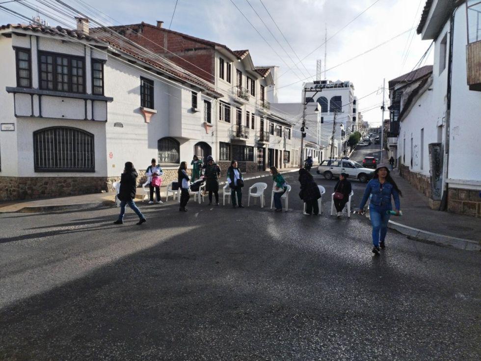 Uno de los puntos de bloqueo instalados en la ciudad de Sucre impide el libre tránsito en el sector