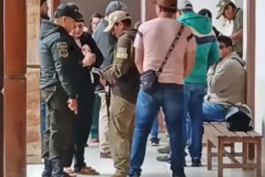 Los efectivos policiales realizan las investigaciones pertinentes