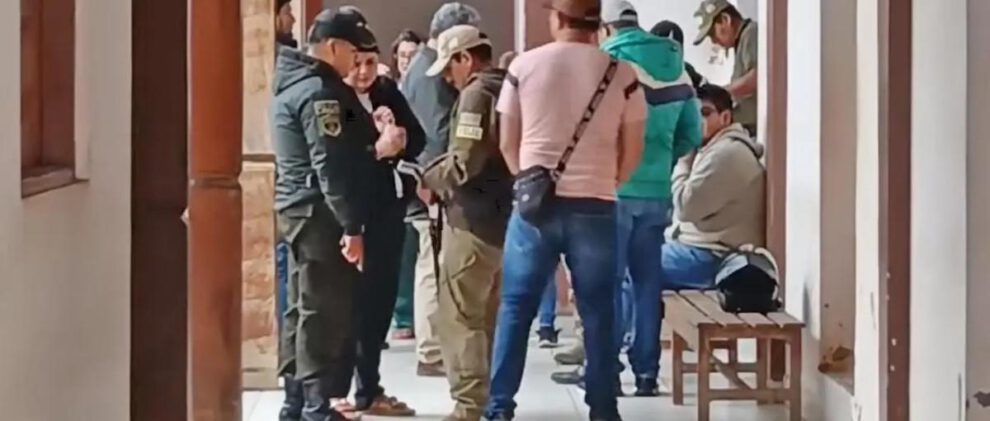 Los efectivos policiales realizan las investigaciones pertinentes