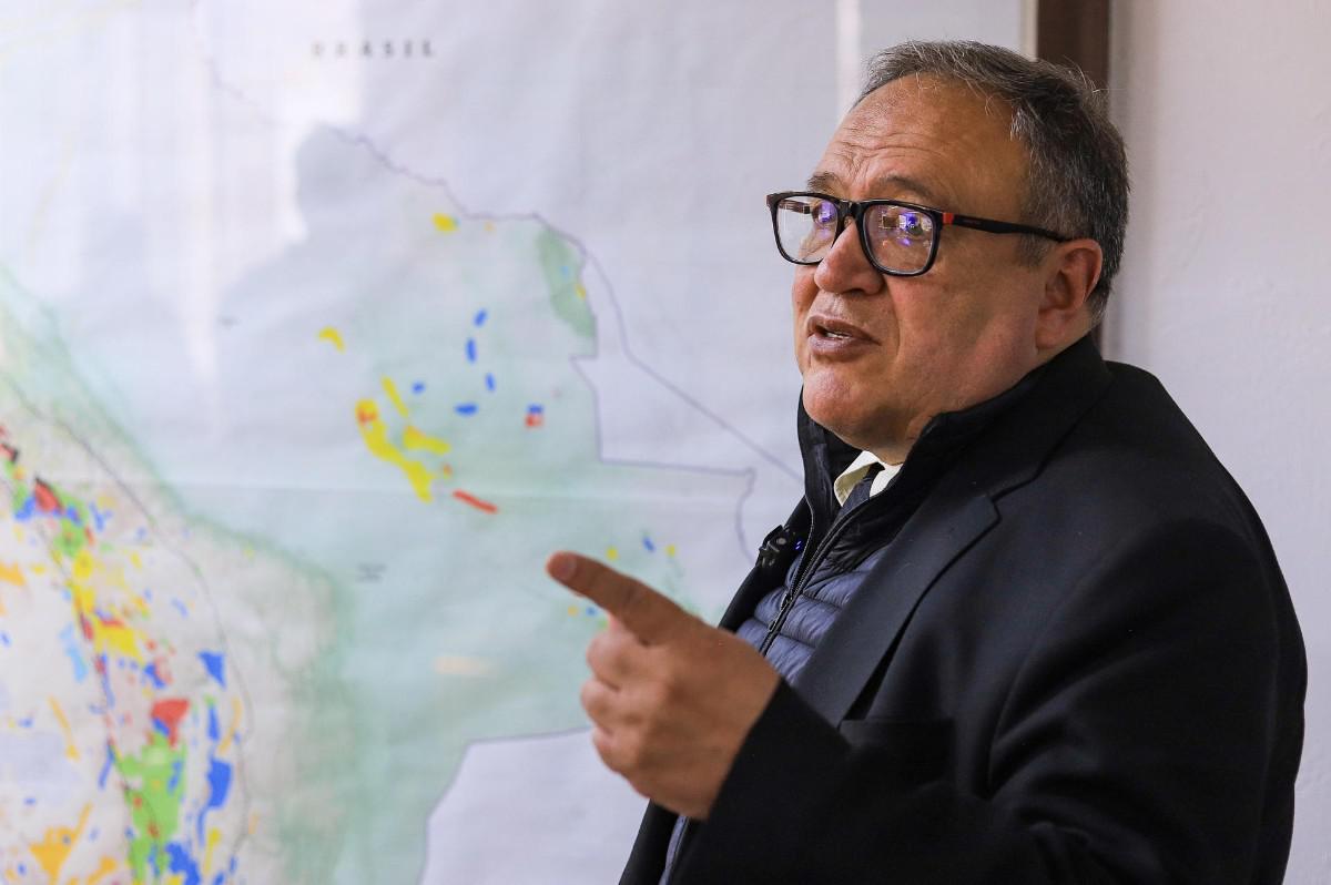 El ministro de Minería de Bolivia, Marco Antonio Calderón de la Barca, habla en una entrevista con EFE en La Paz