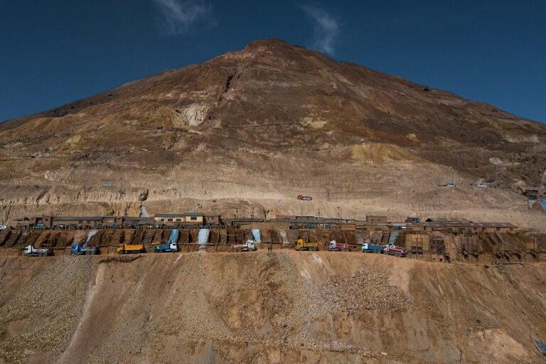 La montaña Cerro Rico, en Potosí, Bolivia, conocida por sus minas de plata que financiaron el Imperio español