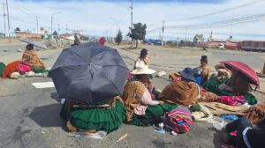 Un punto de bloqueo en una carretera boliviana