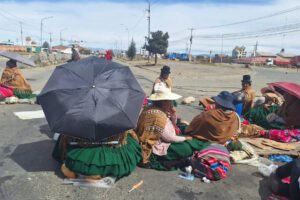 Un punto de bloqueo en una carretera boliviana