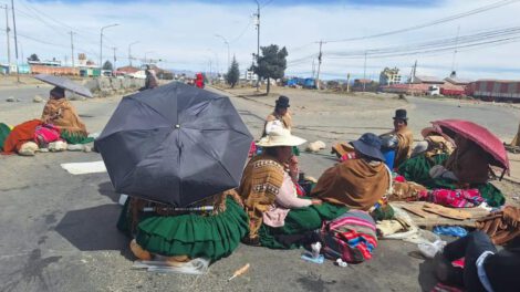 Un punto de bloqueo en una carretera boliviana