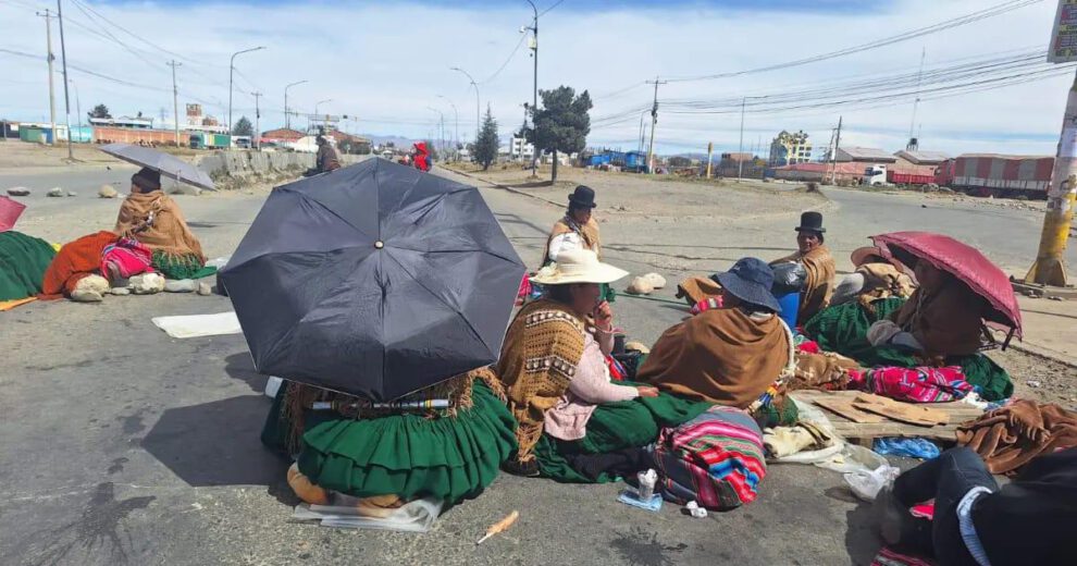 Un punto de bloqueo en una carretera boliviana