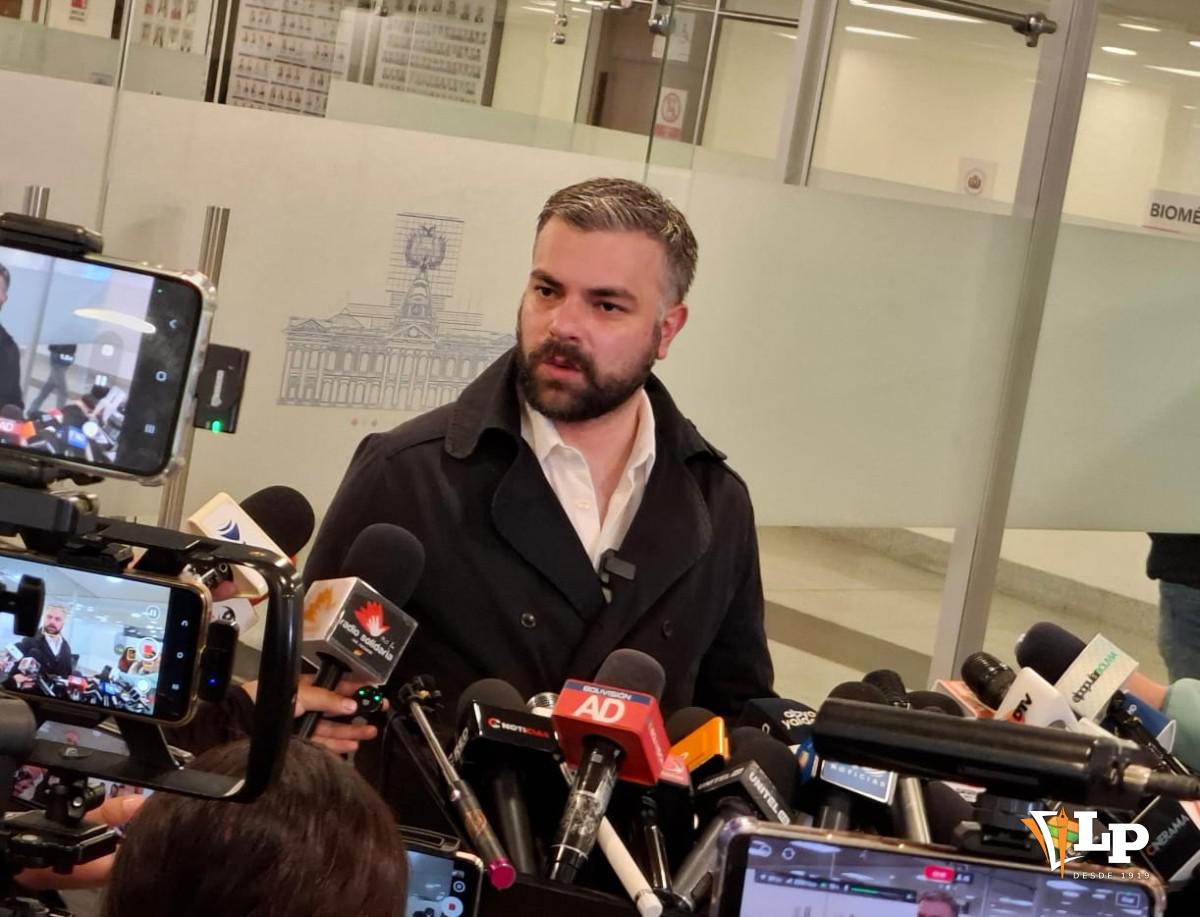 El senador Ormachea en conferencia de prensa