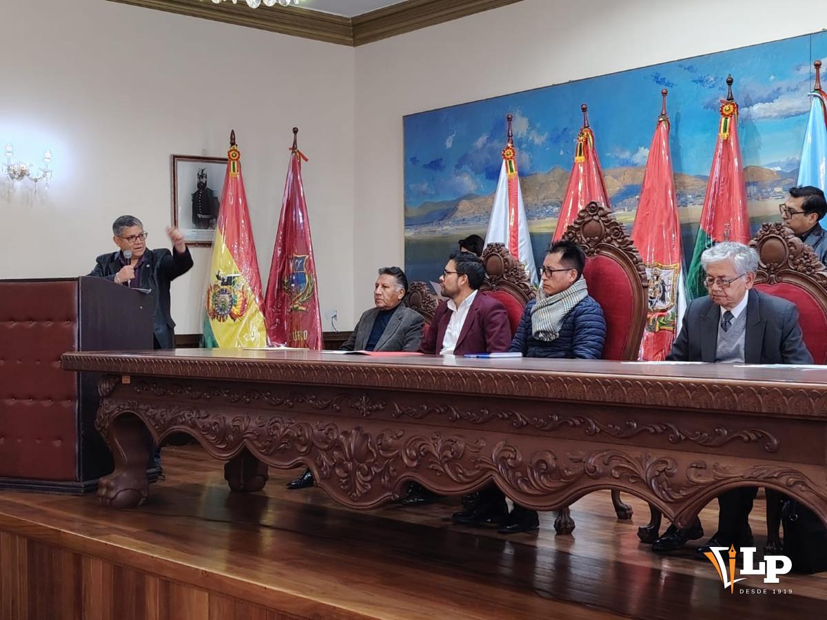 Acto de entrega del proyecto de ley de Bicentenario de Oruro