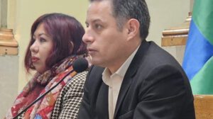 El vicepresidente Edmand Lara en una conferencia de prensa