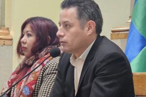 El vicepresidente Edmand Lara en una conferencia de prensa