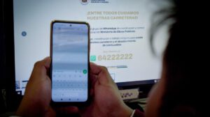Ciudadano registra el número 64222222 para denunciar daños en carreteras.