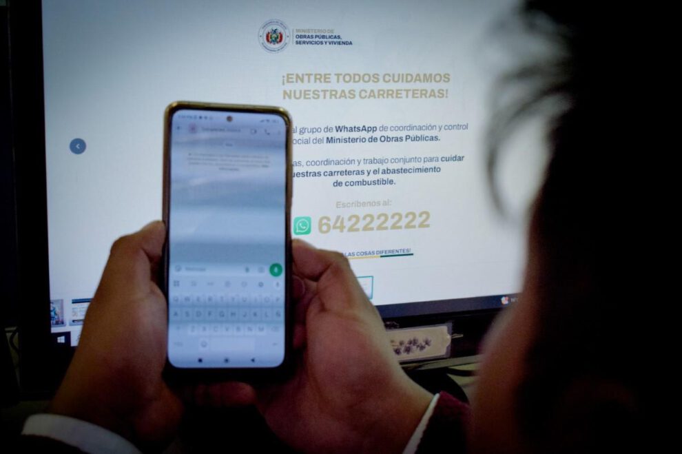 Ciudadano registra el número 64222222 para denunciar daños en carreteras.