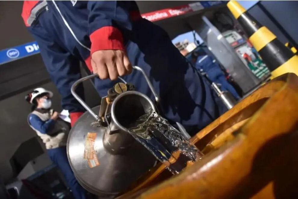 Personal de ANH tomando muestras en un surtidor