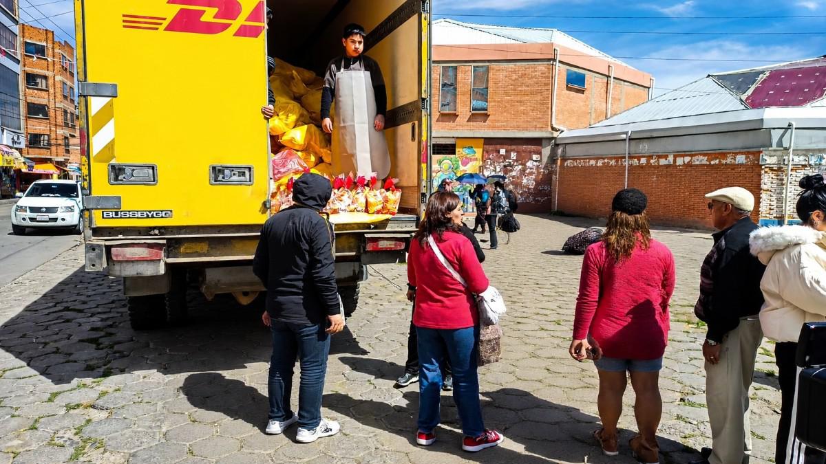 Familias paceñas realizan filas para adquirir carne de pollo