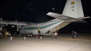 Un avión Hércules de la Fuerza Aérea Boliviana (FAB) descarga carne de pollo