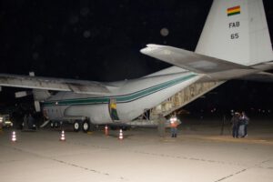 Un avión Hércules de la Fuerza Aérea Boliviana (FAB) descarga carne de pollo