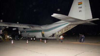Un avión Hércules de la Fuerza Aérea Boliviana (FAB) descarga carne de pollo