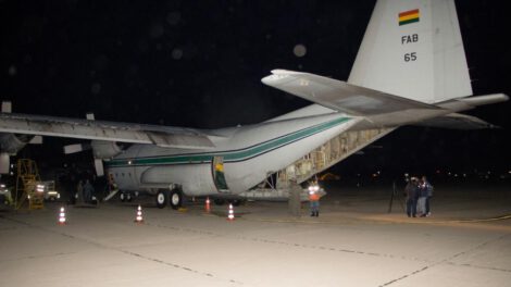 Un avión Hércules de la Fuerza Aérea Boliviana (FAB) descarga carne de pollo