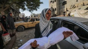 Una madre palestina lleva el cuerpo de su hijo al que mató un ataque israelí