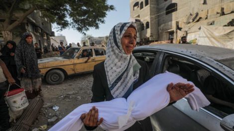 Una madre palestina lleva el cuerpo de su hijo al que mató un ataque israelí