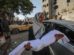 Una madre palestina lleva el cuerpo de su hijo al que mató un ataque israelí