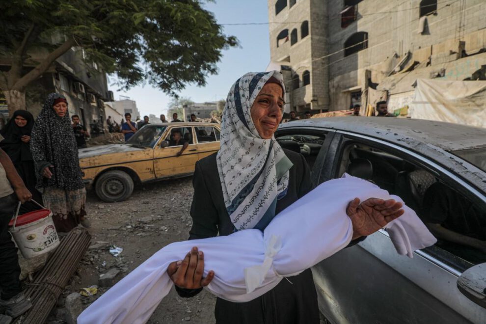 Una madre palestina lleva el cuerpo de su hijo al que mató un ataque israelí