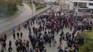 Mineros y maestros instalaron punto de bloqueo en la autopista La Paz-El Alto