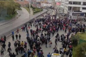 Mineros y maestros instalaron punto de bloqueo en la autopista La Paz-El Alto