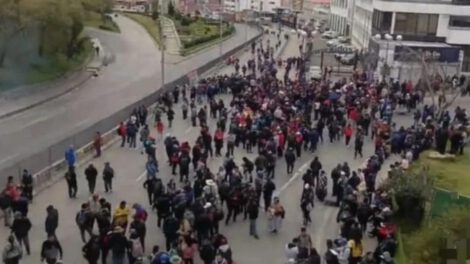 Mineros y maestros instalaron punto de bloqueo en la autopista La Paz-El Alto